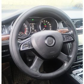   Bőrhatású szellőző kormányvédő – fekete színben, fehér belsővel 36 cm 23518BK-PRO