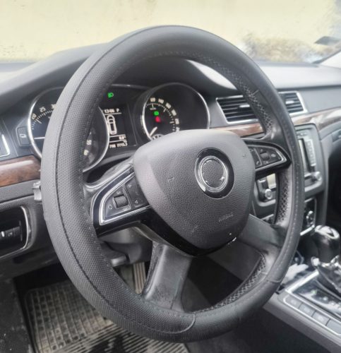 Bőrhatású szellőző kormányvédő – fekete színben, fehér belsővel 36 cm 23518BK-PRO