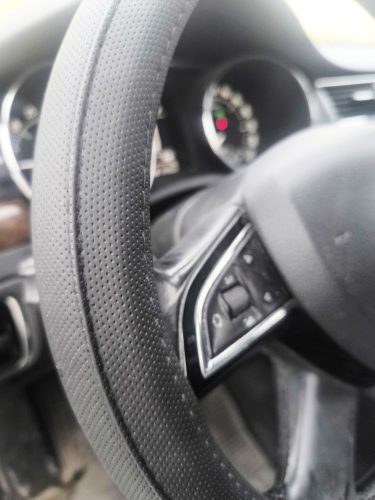 Bőrhatású szellőző kormányvédő – fekete színben, fehér belsővel 38 cm 23518BK-PRO