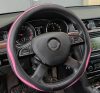 Couvre volant similicuir noir motif bande rose Ø38cm 