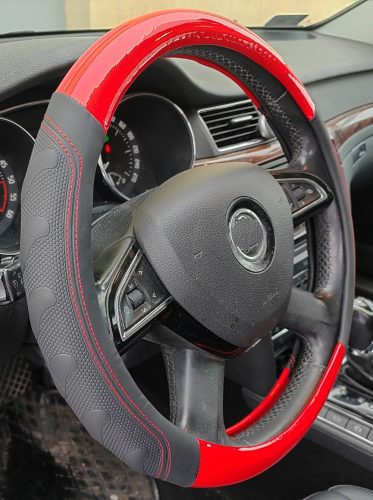 Couvre volant similicuir noir motif surpiqûres & bandes rouges Ø38cm