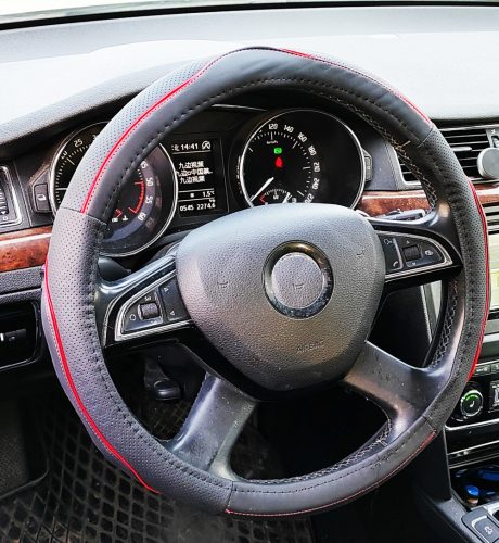 Couvre volant similicuir noir motif ligne rouge Ø38cm 