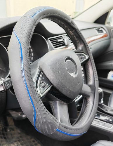 Couvre volant similicuir noir motif ligne bleue Ø38cm