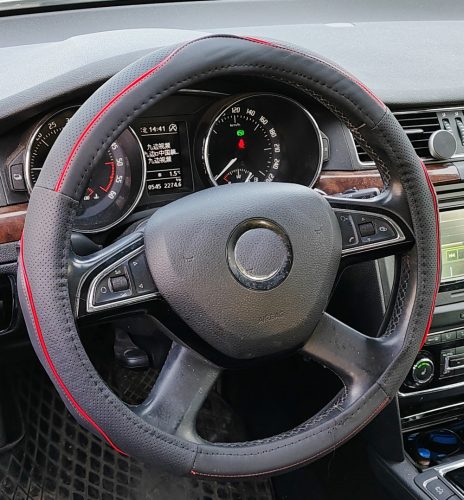 Couvre volant similicuir noir motif ligne rouge Ø38cm