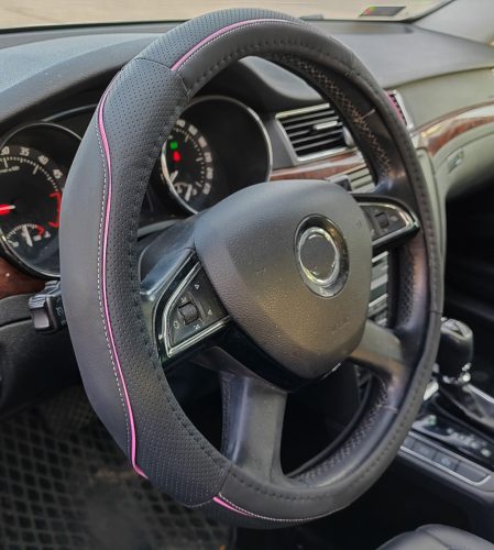 Couvre volant similicuir noir motif ligne rose Ø38cm 