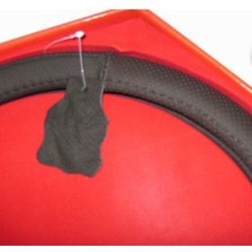   Valódi bőr kormányvédő-lyukacsos mintával fekete színben KV-2042BK