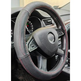   Couvre volant en cuir noir matelassé avec motif carreaux et surpiqûres rouges Ø38cm