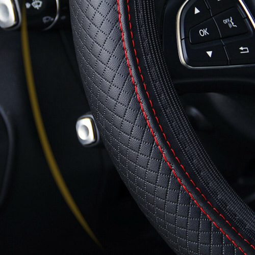 Couvre volant en cuir noir matelassé avec motif carreaux et surpiqûres rouges Ø38cm
